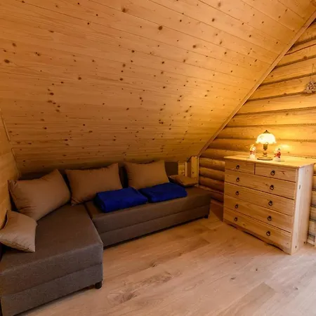 Swojskie Chatki * Szczytna