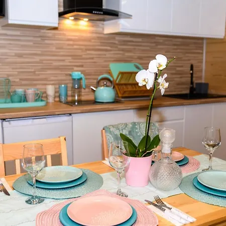 Swojskie Chatki * Szczytna