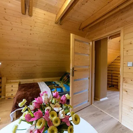 Swojskie Chatki * Szczytna