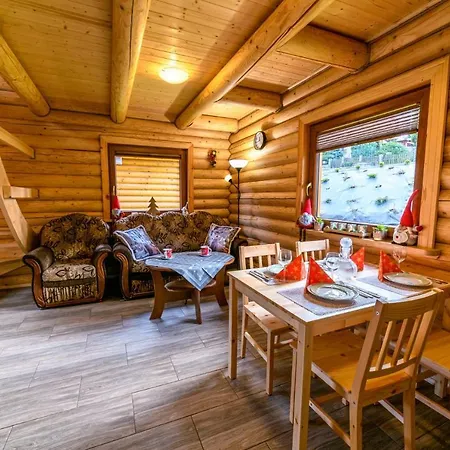 Swojskie Chatki * Szczytna