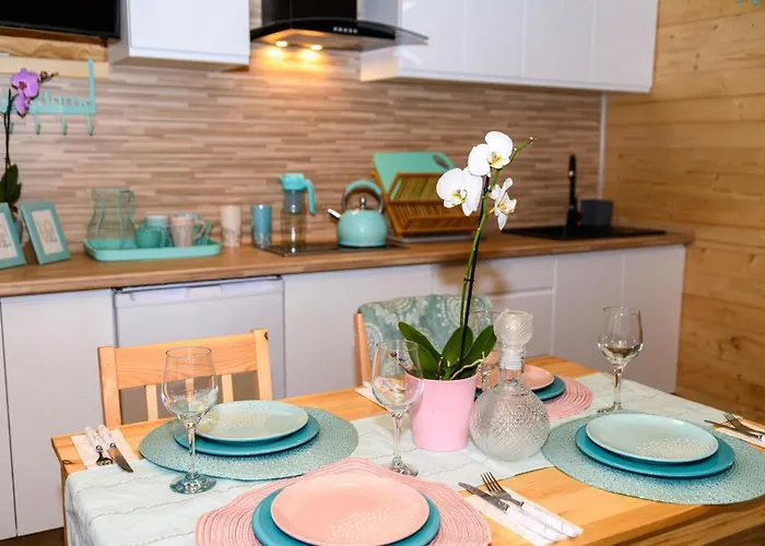 Swojskie Chatki * Szczytna