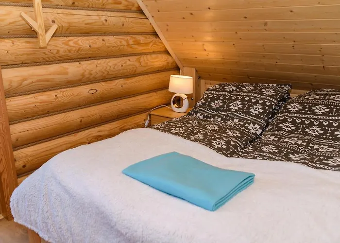 בקתה Swojskie Chatki שצ'צ'יטנה (Szczytna)